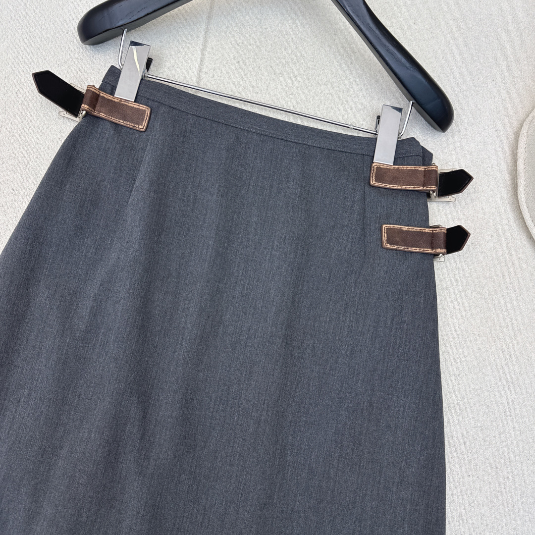 高知少女感 PD 26Ss————早春最新款皮带装饰半裙 🩶压褶的设计很好的平衡了沉闷的颜色 兼具叛逆少