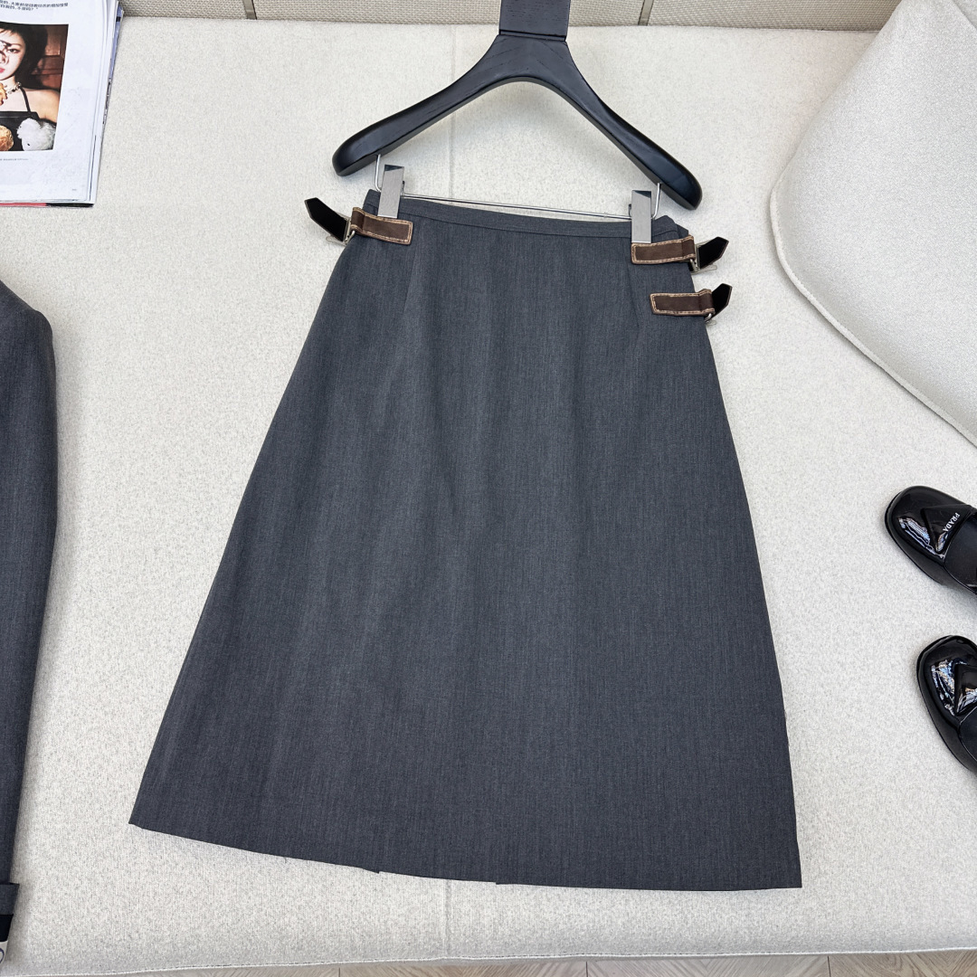 高知少女感 PD 26Ss————早春最新款皮带装饰半裙 🩶压褶的设计很好的平衡了沉闷的颜色 兼具叛逆少