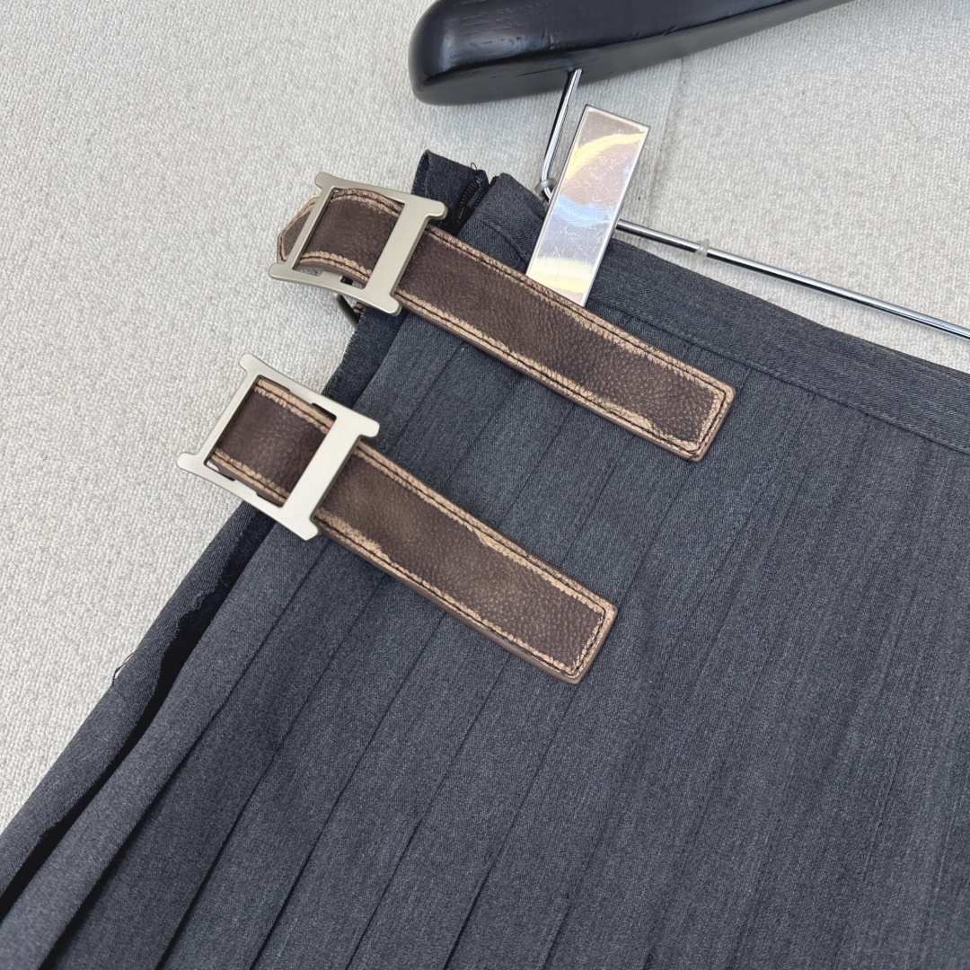 高知少女感 PD 26Ss————早春最新款皮带装饰半裙 🩶压褶的设计很好的平衡了沉闷的颜色 兼具叛逆少