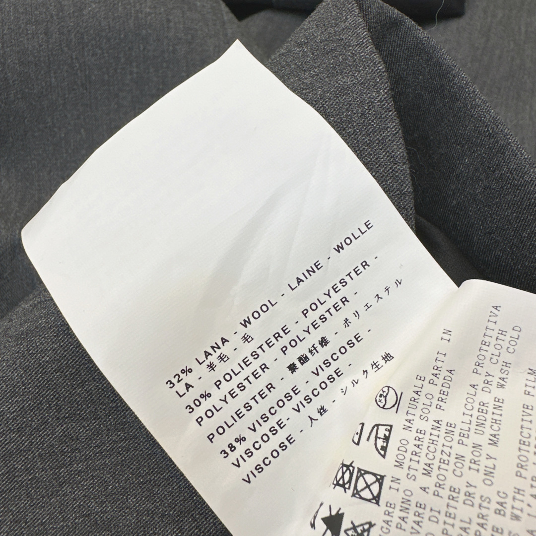 高知少女感 PD 26Ss————早春最新款皮带装饰半裙 🩶压褶的设计很好的平衡了沉闷的颜色 兼具叛逆少