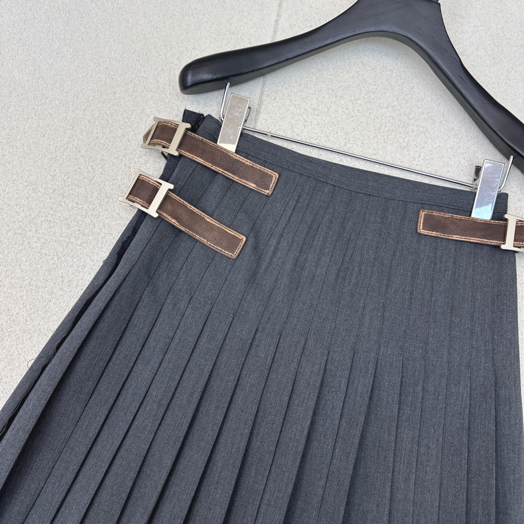 高知少女感 PD 26Ss————早春最新款皮带装饰半裙 🩶压褶的设计很好的平衡了沉闷的颜色 兼具叛逆少