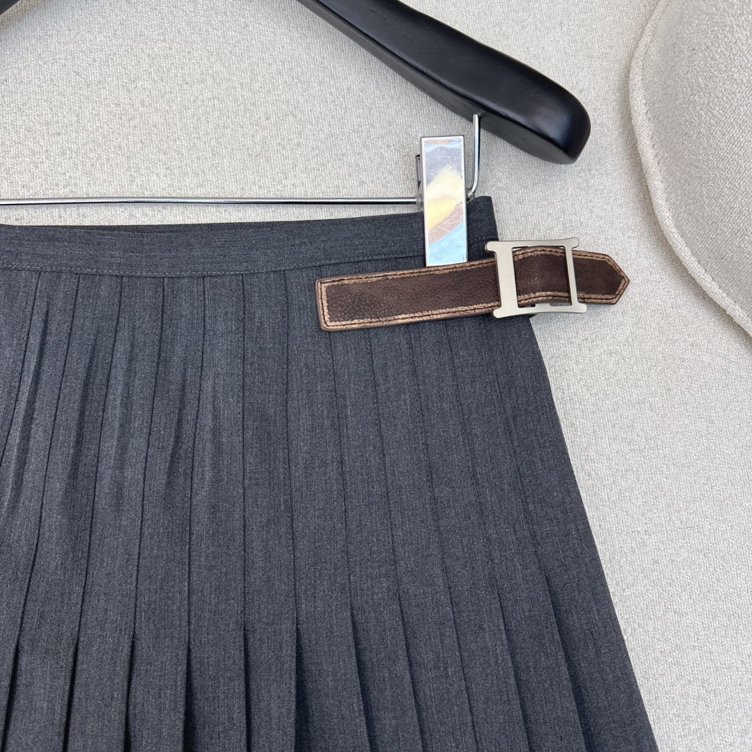 高知少女感 PD 26Ss————早春最新款皮带装饰半裙 🩶压褶的设计很好的平衡了沉闷的颜色 兼具叛逆少