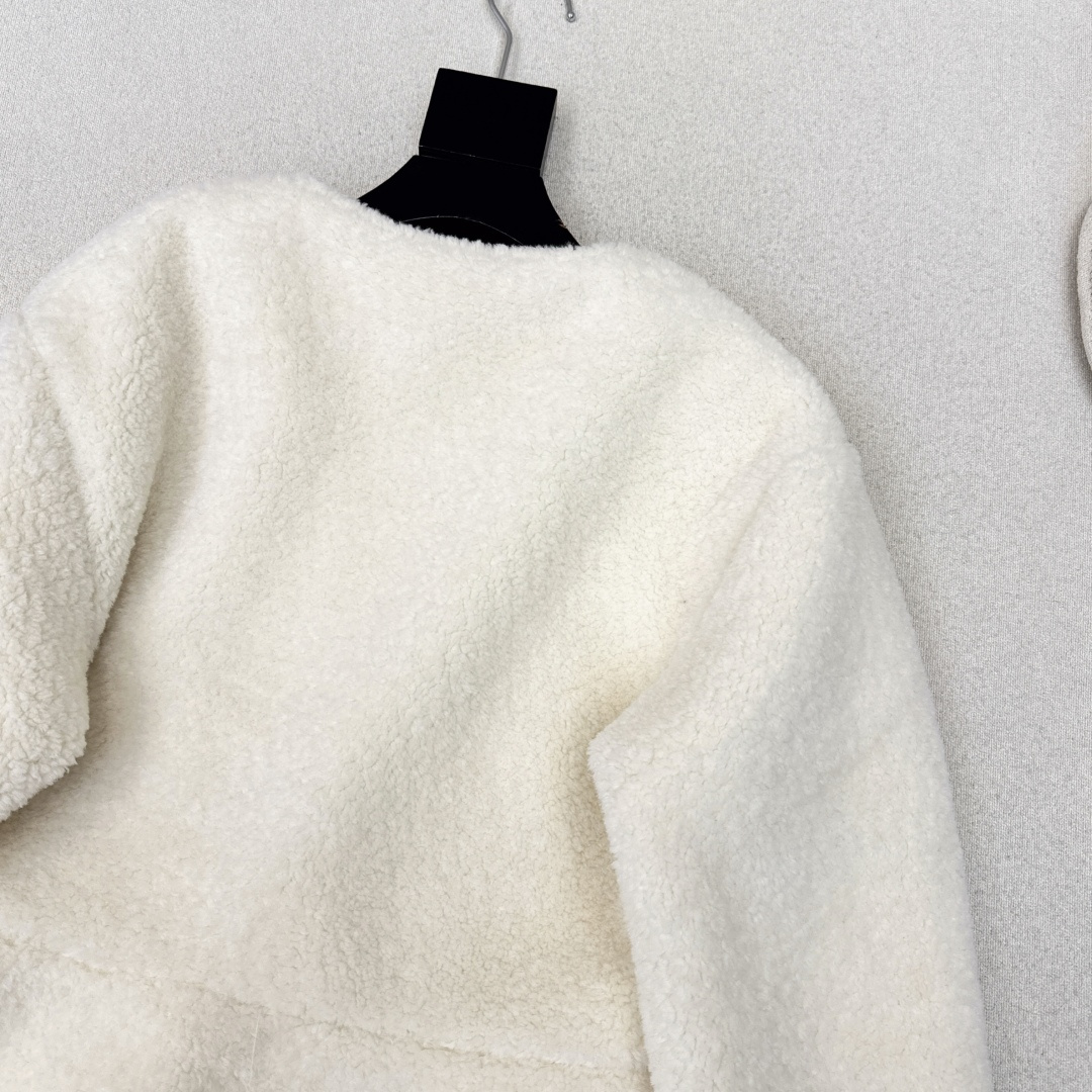 Ala 26Ss———早春最新款泰迪收腰毛绒外套 🤍秋冬必备款 时髦还要保暖就是这一件了 收腰鱼尾摆拉链