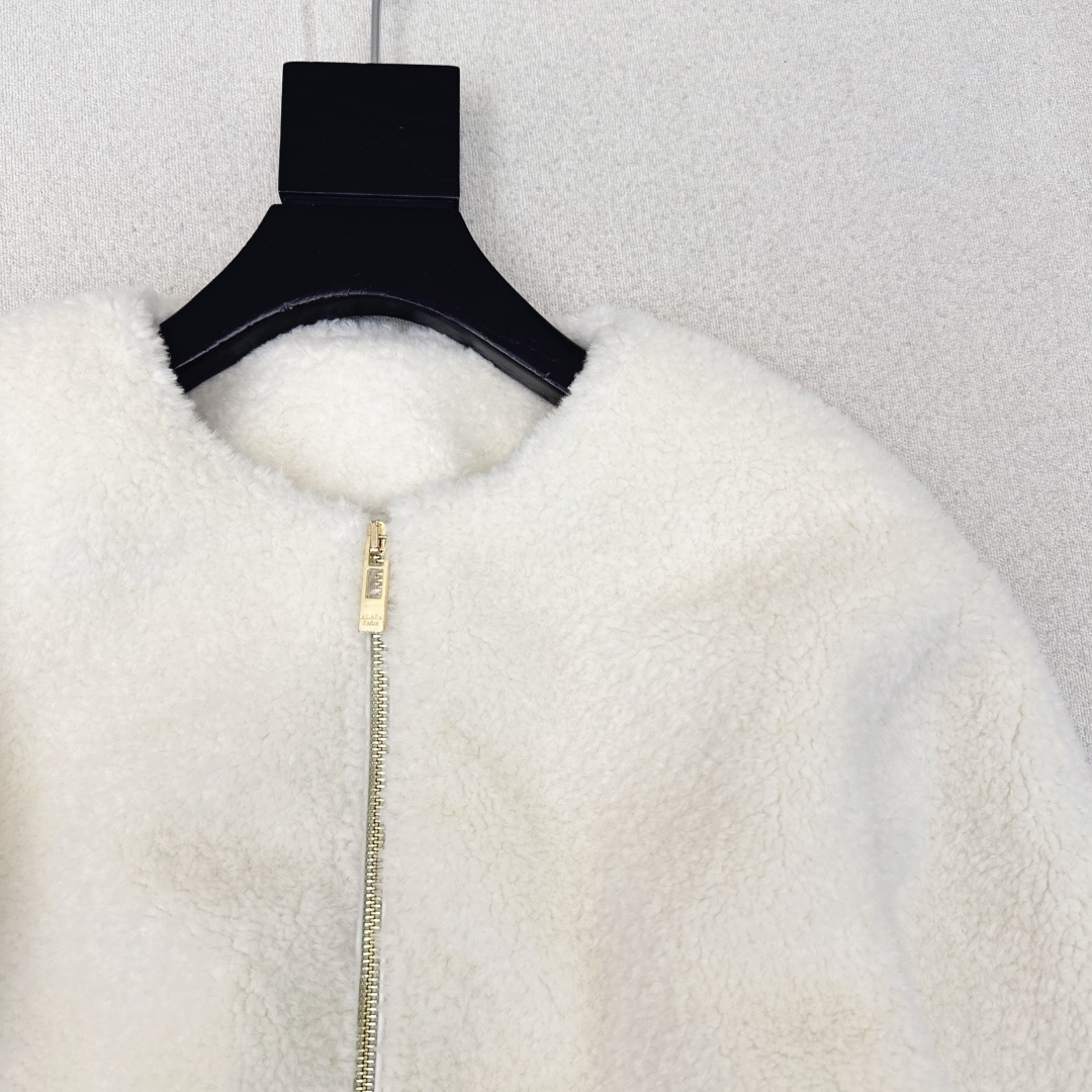 Ala 26Ss———早春最新款泰迪收腰毛绒外套 🤍秋冬必备款 时髦还要保暖就是这一件了 收腰鱼尾摆拉链