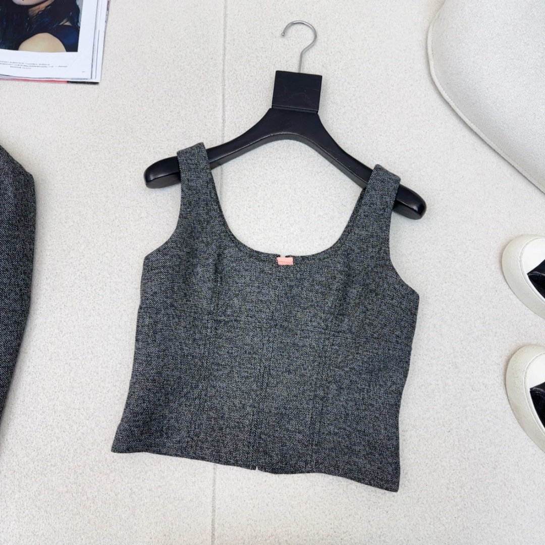 很绝的三件套 Gu 26Ss———早春最新款高级灰色系三件套🩶小短款翻领外套+修身背心+卷边长裤 每个单