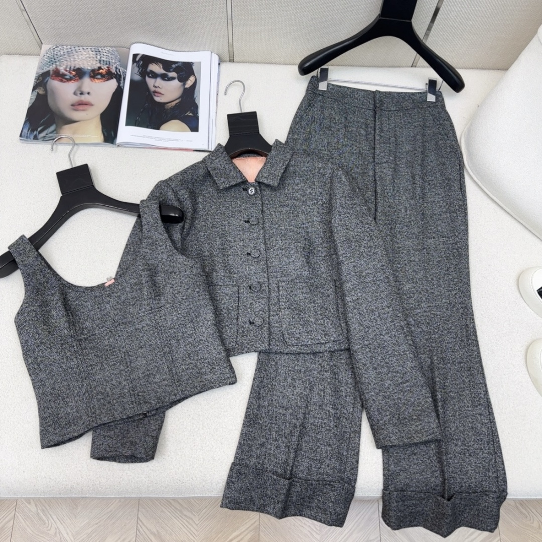 很绝的三件套 Gu 26Ss———早春最新款高级灰色系三件套🩶小短款翻领外套+修身背心+卷边长裤 每个单