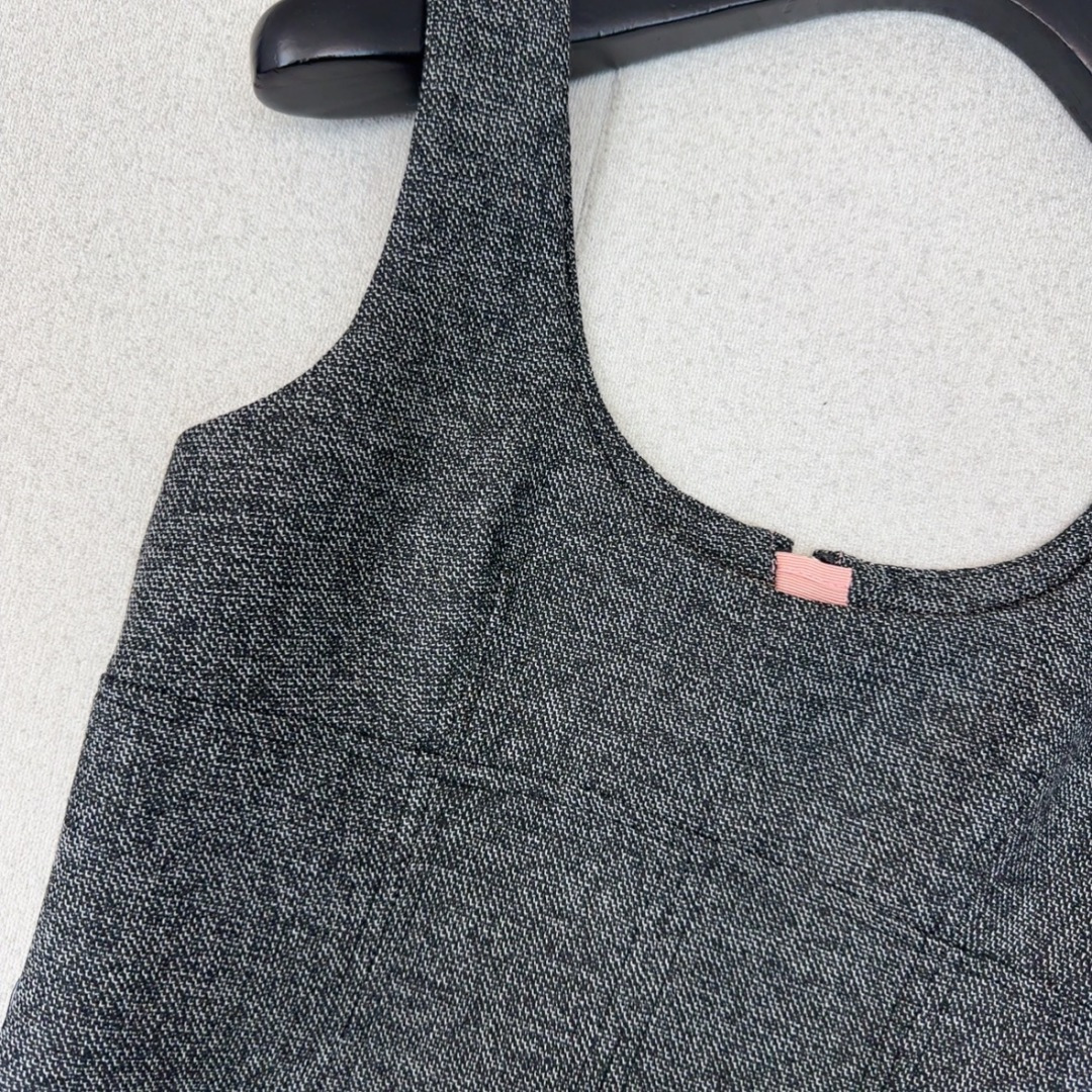 很绝的三件套 Gu 26Ss———早春最新款高级灰色系三件套🩶小短款翻领外套+修身背心+卷边长裤 每个单