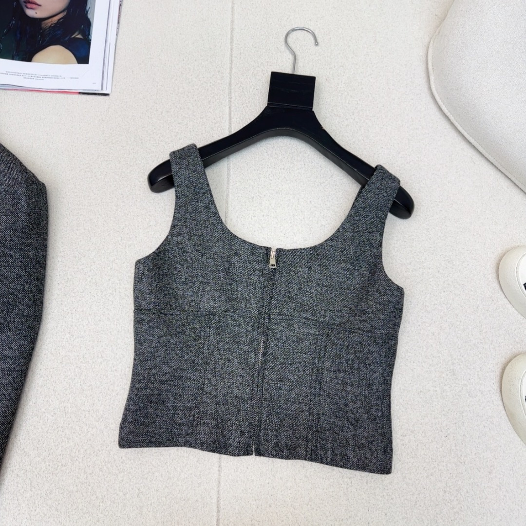 很绝的三件套 Gu 26Ss———早春最新款高级灰色系三件套🩶小短款翻领外套+修身背心+卷边长裤 每个单