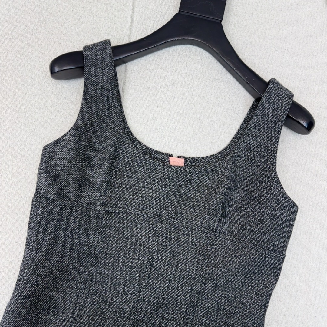 很绝的三件套 Gu 26Ss———早春最新款高级灰色系三件套🩶小短款翻领外套+修身背心+卷边长裤 每个单