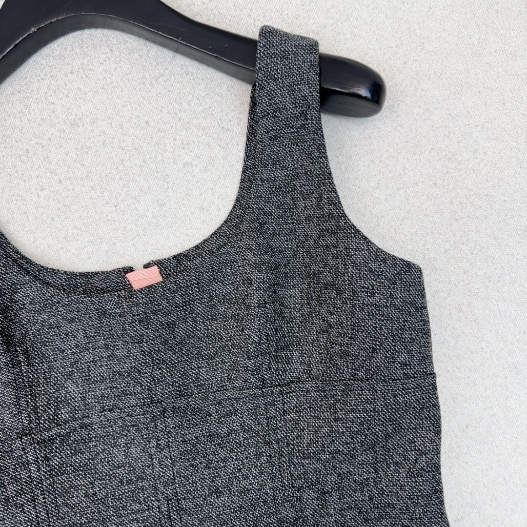 很绝的三件套 Gu 26Ss———早春最新款高级灰色系三件套🩶小短款翻领外套+修身背心+卷边长裤 每个单