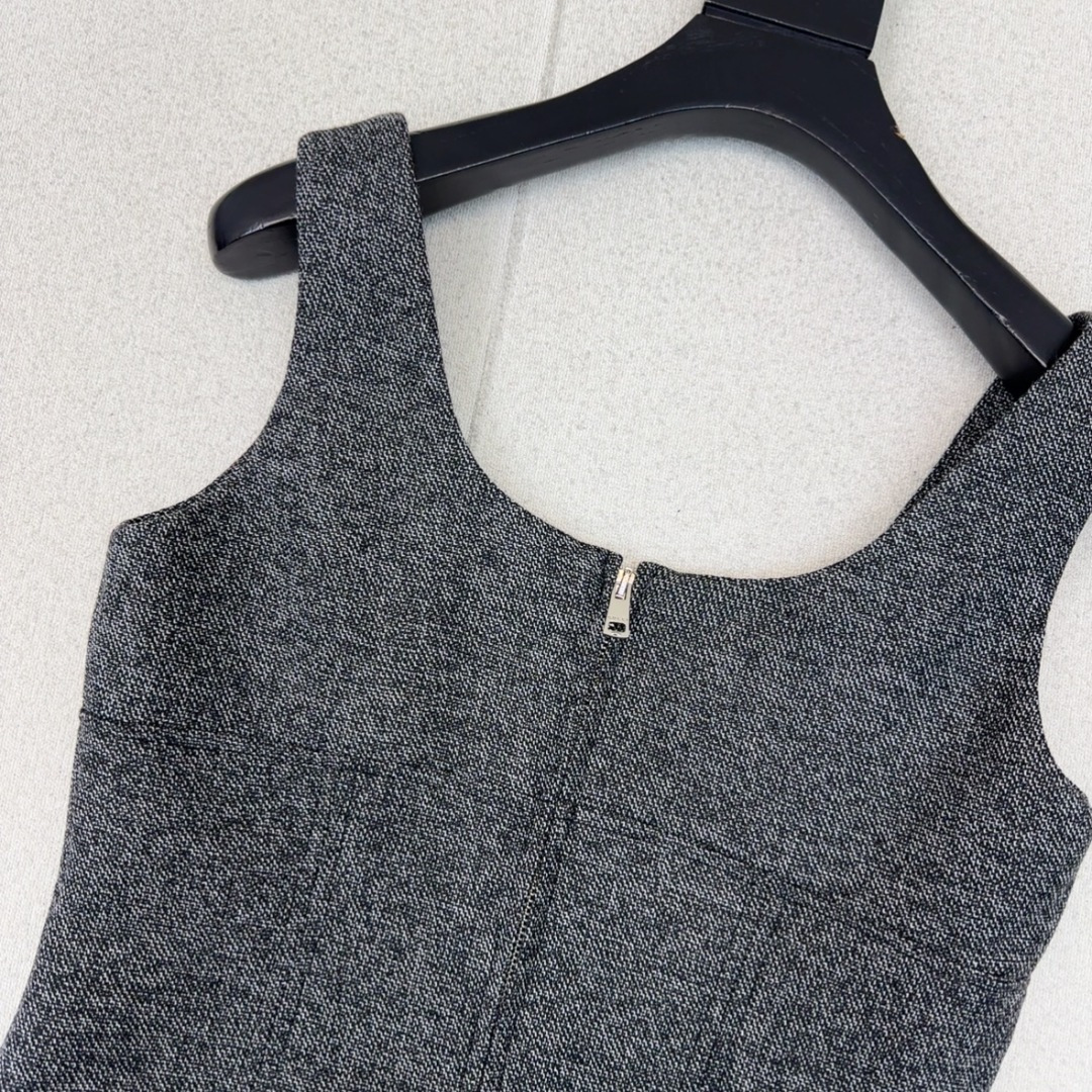 很绝的三件套 Gu 26Ss———早春最新款高级灰色系三件套🩶小短款翻领外套+修身背心+卷边长裤 每个单