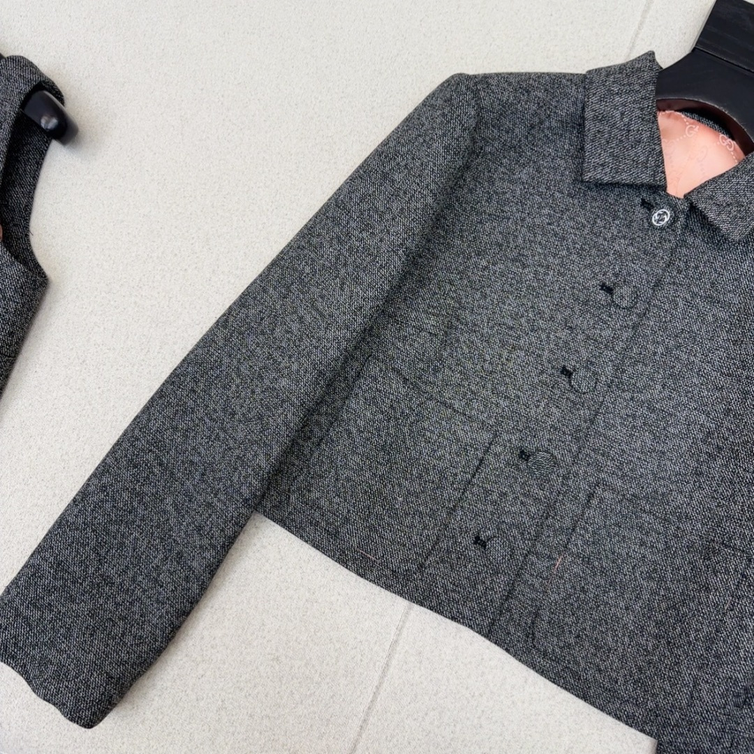 很绝的三件套 Gu 26Ss———早春最新款高级灰色系三件套🩶小短款翻领外套+修身背心+卷边长裤 每个单