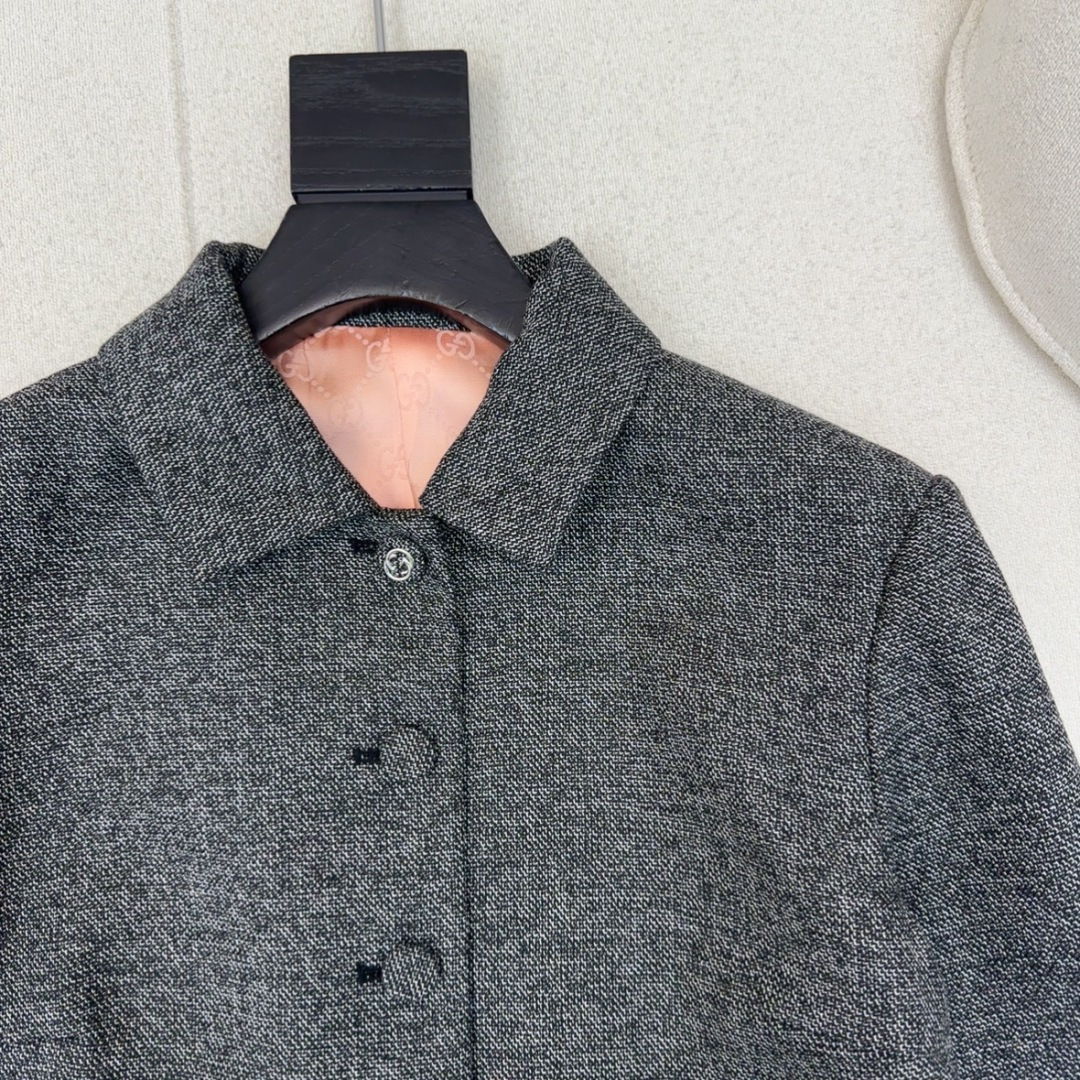 很绝的三件套 Gu 26Ss———早春最新款高级灰色系三件套🩶小短款翻领外套+修身背心+卷边长裤 每个单