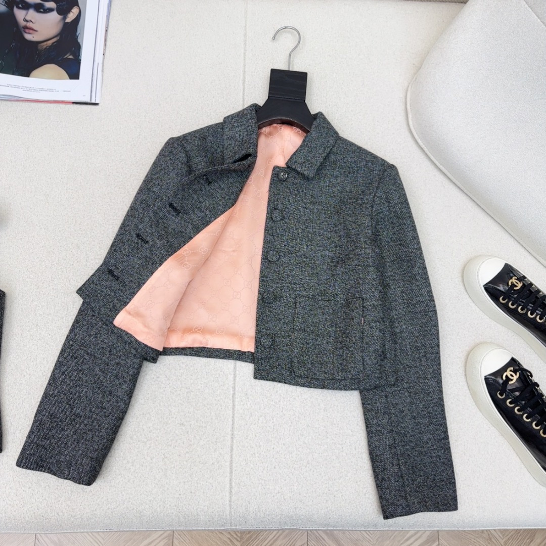 很绝的三件套 Gu 26Ss———早春最新款高级灰色系三件套🩶小短款翻领外套+修身背心+卷边长裤 每个单