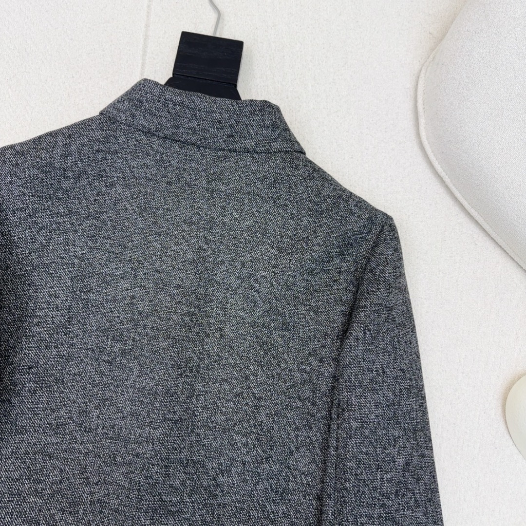 很绝的三件套 Gu 26Ss———早春最新款高级灰色系三件套🩶小短款翻领外套+修身背心+卷边长裤 每个单