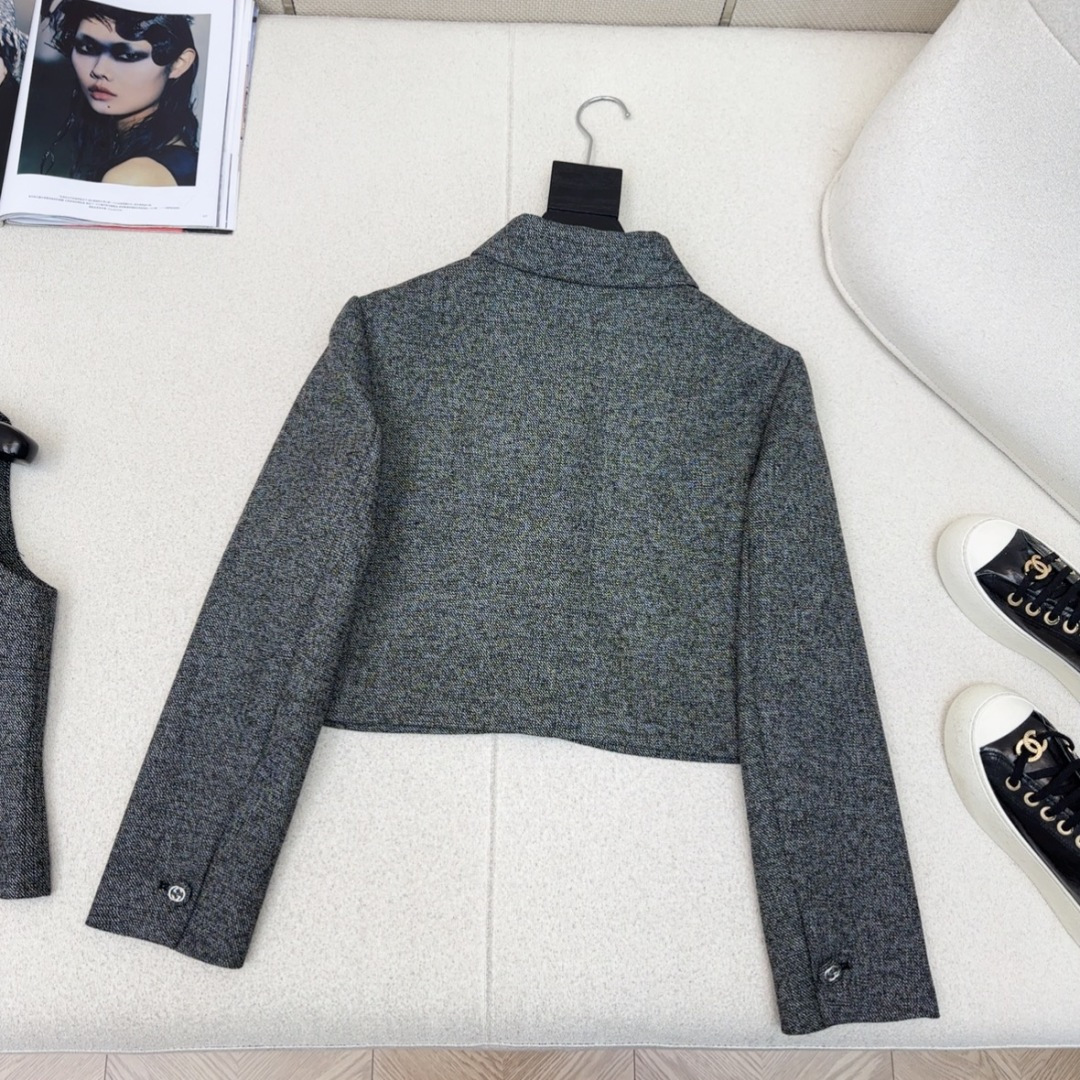 很绝的三件套 Gu 26Ss———早春最新款高级灰色系三件套🩶小短款翻领外套+修身背心+卷边长裤 每个单