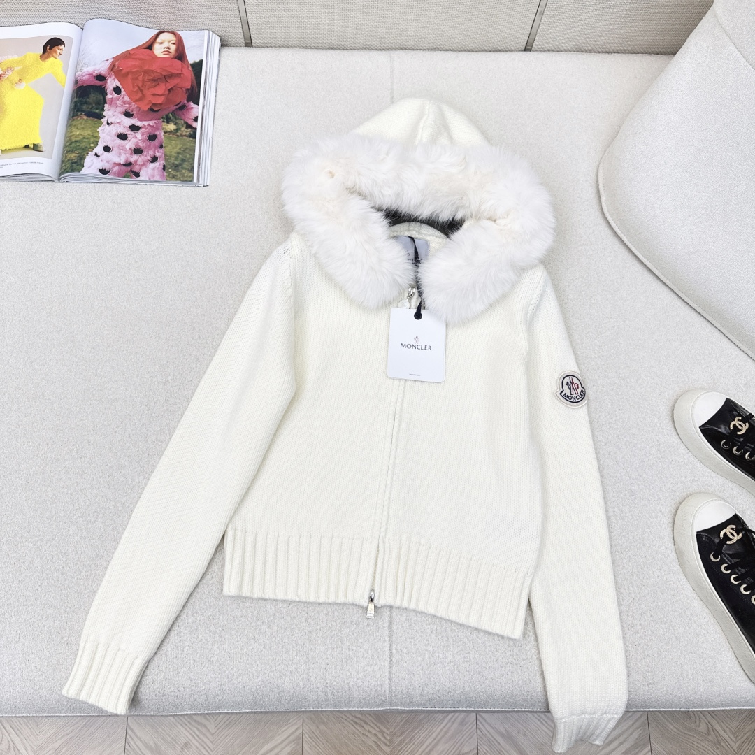 NO:702346,Atmosphere wear Mc 25Ss - the latest detachable fur collar knitted hooded cardigan jacket for autumn and winter, custom-made thick needle yarn, imported woven texture, incomparable quality, simple and elegant craftsmanship, lazy and loose version, hooded zipper design, elegant, versatile and not picky!  Bai Fumei's must-have fashionable high-end items are available in three colors on sale sml (S size shoulder width 40 bust 88 length 50 manual measurement error), Moncler - clothing, Moncler, jackets & coats, hats,19860909氛围感穿搭 Mc 25Ss———秋冬最新款可拆卸毛领针织连帽开衫外套定制粗针纱线进口机织质感无敌赞 工艺简洁大气 慵懒宽松版型连帽拉链设计气质优雅百搭不挑人！白富美必备时髦高级单品 三色现货发售sml（s码肩宽40胸围88衣长50手工测量存在误差）,蒙口-服装,Moncler,jackets & coats,hats,,Women's clothing