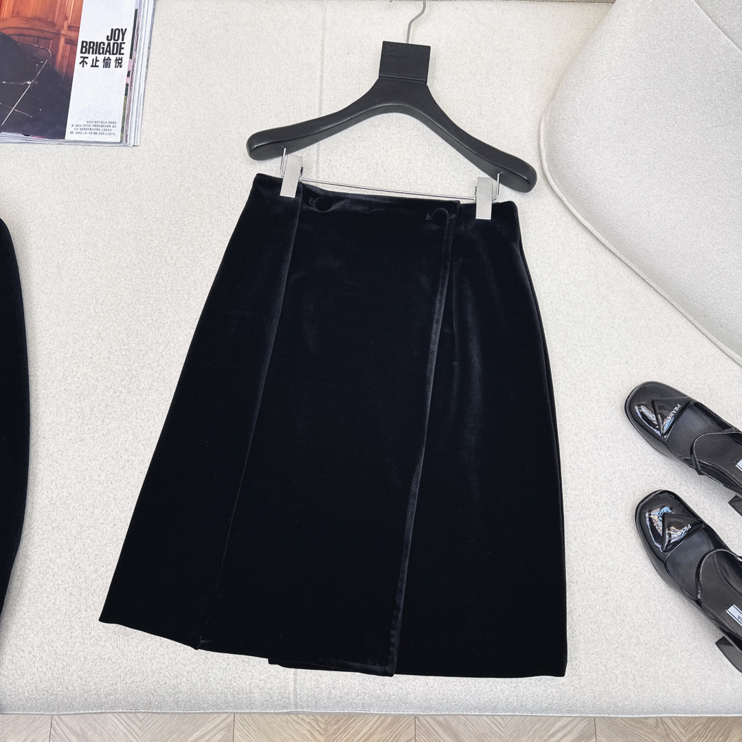 NO:702337,Fashion plus points, a must-have item for leggings, PD 26Ss——————The latest one-piece tailoring velvet skirt in early spring is a basic unmistakable item. It can be matched with all tops. It has a clean and slightly A-shaped butt-covering version. The skirt length is just right. It covers the thigh flesh and visually makes the legs look particularly long. One color is available for sale sml (S size waist 70 hip 96 skirt length 59, there is an error in manual measurement), Prada - clothing, prada, skirts,19860909时髦加分 腿精必备单品 PD 26Ss—————早春最新款一片式剪裁丝绒半裙 是基本不会出错的单品没错了 可以搭配一切上衣 干净有点微A的包臀版型 裙长恰到好处 遮住大腿肉肉 视觉上特别显长腿 一色现货发售sml（s码腰围70臀围96裙长59手工测量存在误差）,普拉达-服装,prada,skirts,,Women's clothing