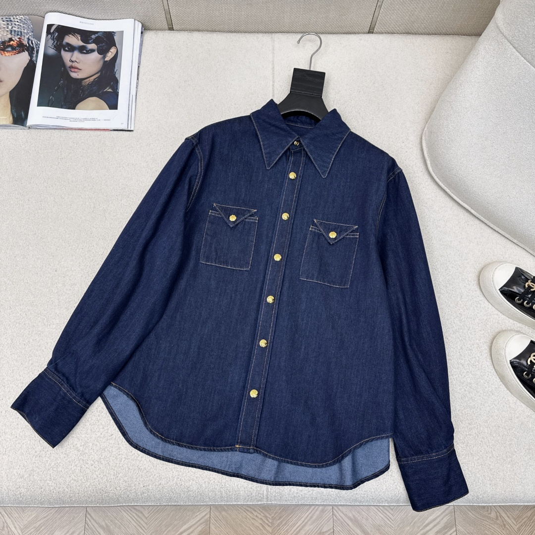 NO:720728,The highest version on the market, the girl inspects the goods, trims the three marks on the threads, and delivers the goods. You can send pictures and videos. If you want quality and service, please add me on WeChat. We will not accept urgent orders. High-selling orders recommend CE 26ss——Early spring new V-series fashionable outfit. Retro washed blue denim denim shirt work pocket metal buckle decoration makes it full of high-end. Customized imported denim active wash process, the texture is comfortable and breathable. The classic H version is versatile, fashionable and super slim. Highly recommended item  Customized hardware accessories recommended One-color spot sale sml (S size shoulder width 47 bust 118 length 74 manual measurement error), Celine-clothing, celine, shirts,19860909市面最高版本小妹验货、修剪线头上三标、发货可发图及拍视频,要品质要服务的加我微信,不接急单. 爆单推荐CE 26ss————早春新款 V系时髦精穿搭 复古洗水蓝丹宁牛仔衬衫工装口袋金属扣装饰高级感拉满 定制进口牛仔活性洗水工艺质感舒适透气 经典H版型不挑人百搭又时髦上身超显瘦 强烈推荐单品 定制五金配件 推荐 一色现货发售sml（s码肩宽47胸围118衣长74手工测量存在误差）,赛琳-服装,celine,shirts,,Women's clothing