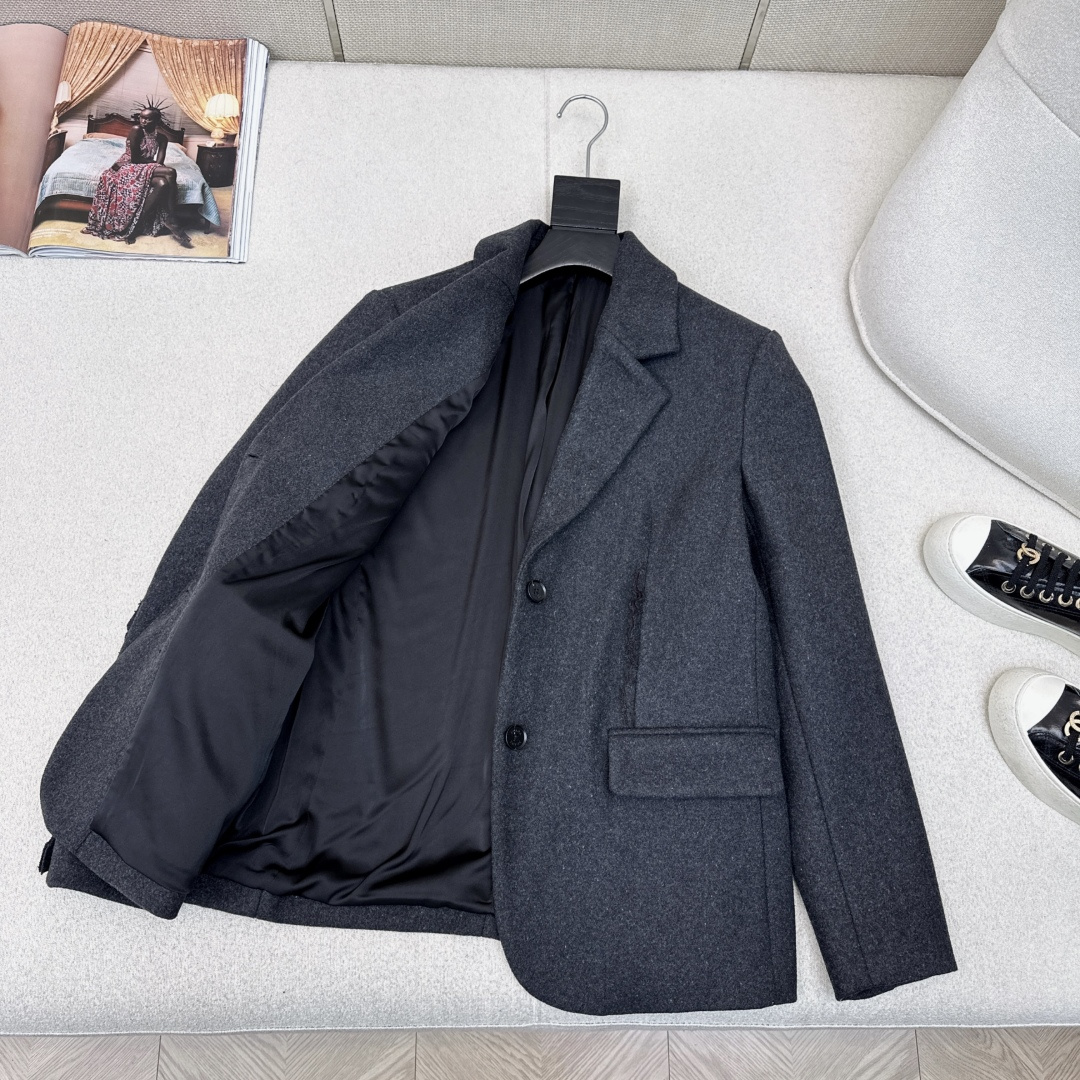 PD 26Ss————早春最新款木耳花边镶嵌装饰西装外套🩶袖子及衣身层叠木耳边装饰 很特别的小细节 自然