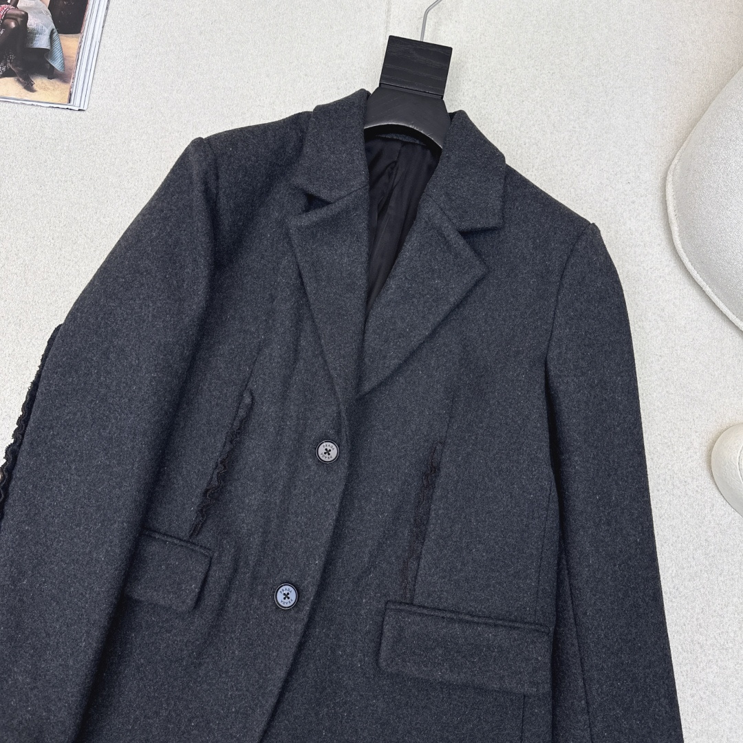 PD 26Ss————早春最新款木耳花边镶嵌装饰西装外套🩶袖子及衣身层叠木耳边装饰 很特别的小细节 自然