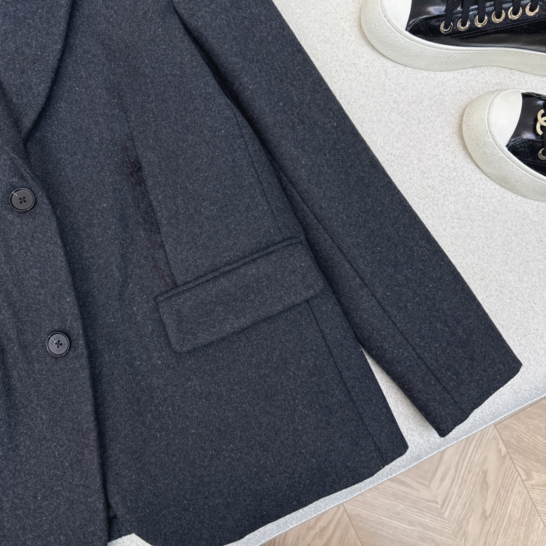 PD 26Ss————早春最新款木耳花边镶嵌装饰西装外套🩶袖子及衣身层叠木耳边装饰 很特别的小细节 自然