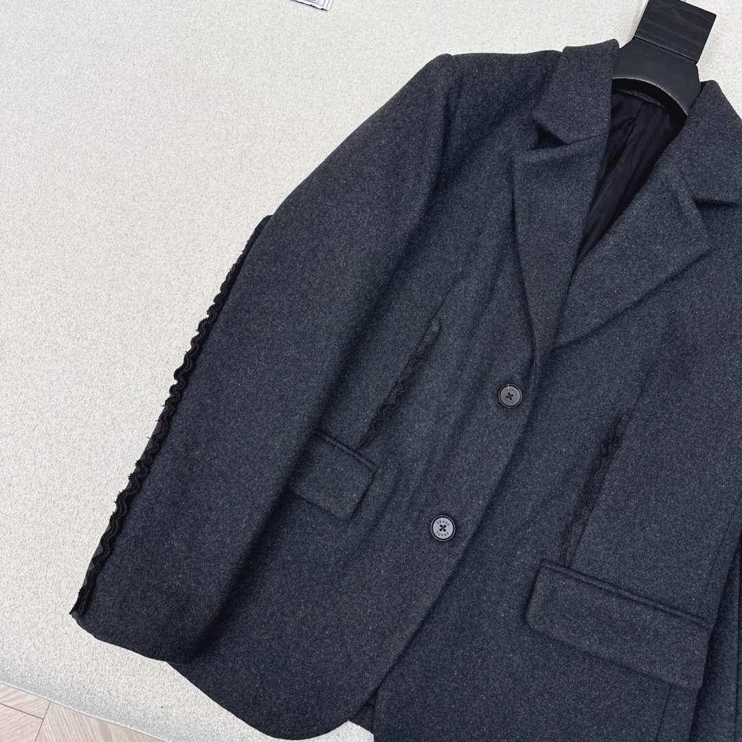 PD 26Ss————早春最新款木耳花边镶嵌装饰西装外套🩶袖子及衣身层叠木耳边装饰 很特别的小细节 自然