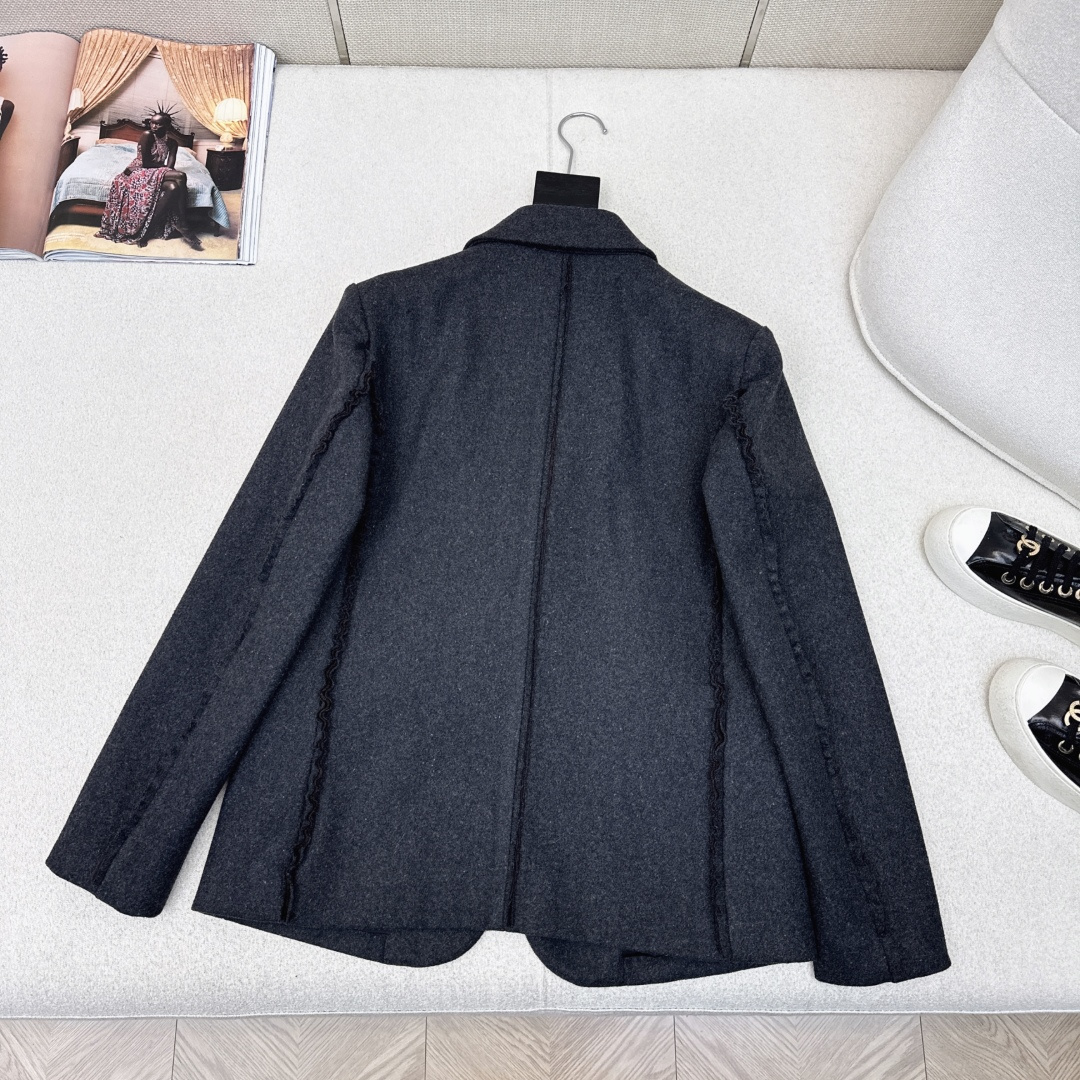 PD 26Ss————早春最新款木耳花边镶嵌装饰西装外套🩶袖子及衣身层叠木耳边装饰 很特别的小细节 自然