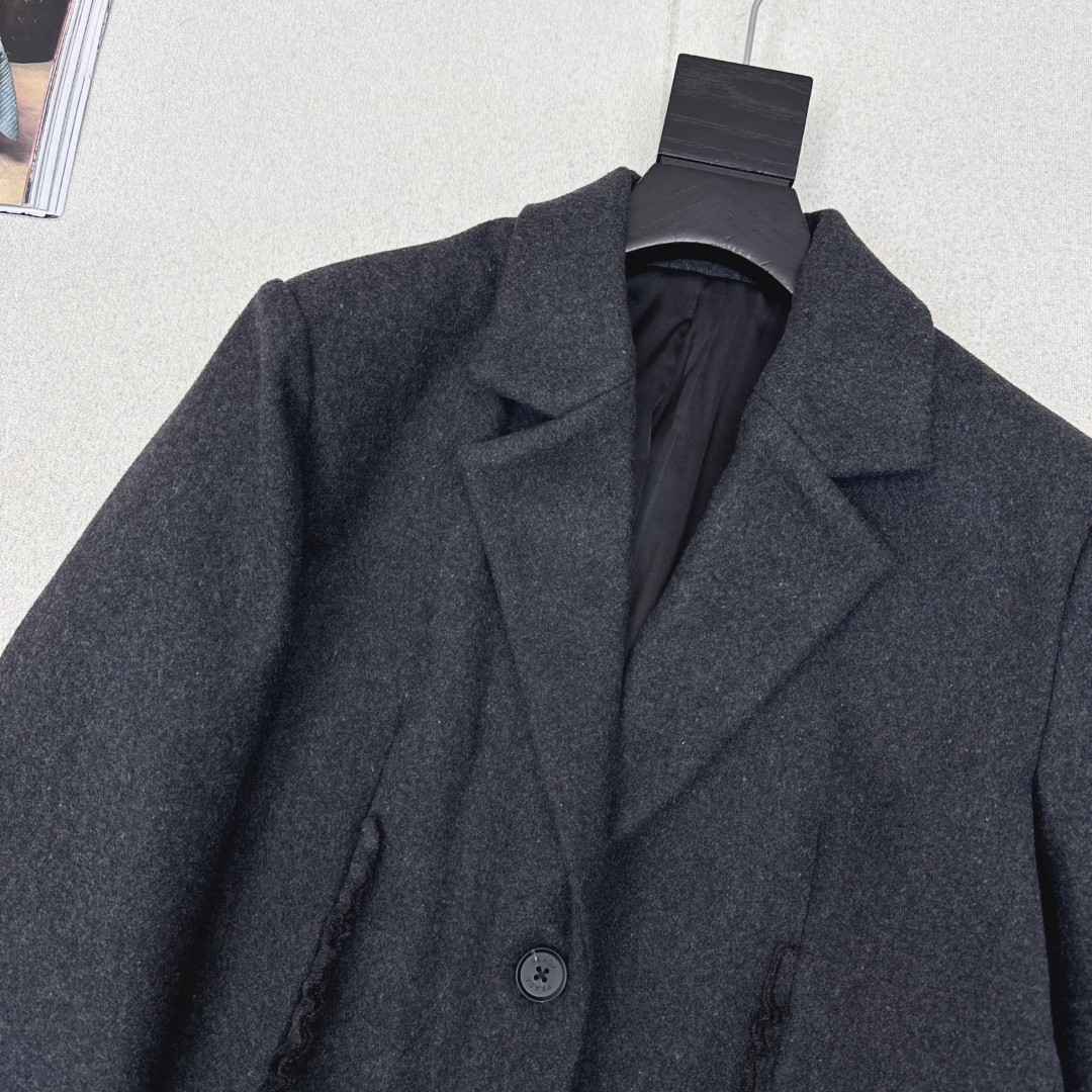 PD 26Ss————早春最新款木耳花边镶嵌装饰西装外套🩶袖子及衣身层叠木耳边装饰 很特别的小细节 自然