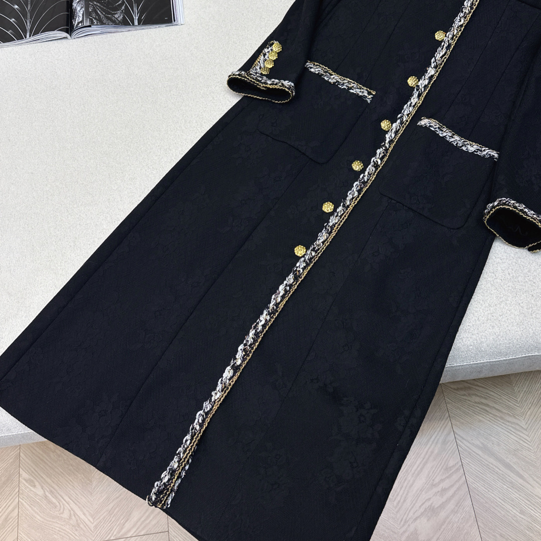 C家 26Ss————早春最新款圆领四口袋蕾丝长款大衣外套 🖤时髦千金的氛围感穿搭 复古的法式优雅 一整