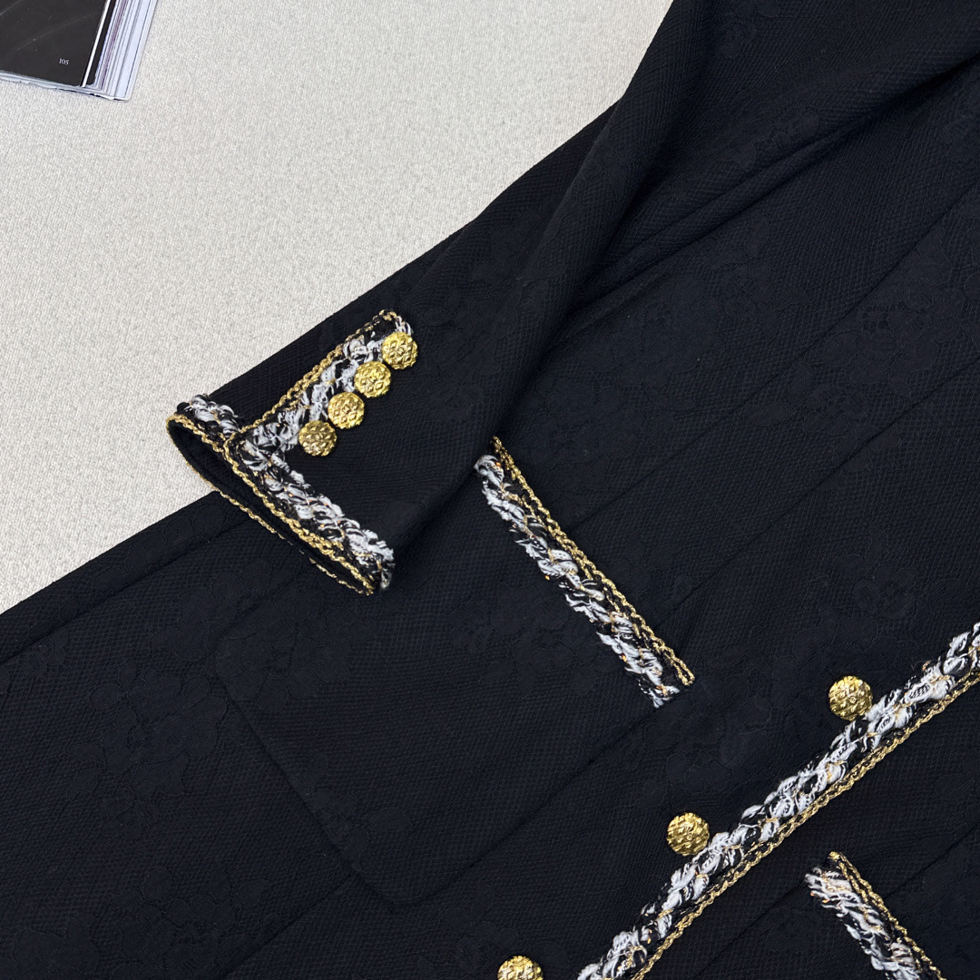 C家 26Ss————早春最新款圆领四口袋蕾丝长款大衣外套 🖤时髦千金的氛围感穿搭 复古的法式优雅 一整