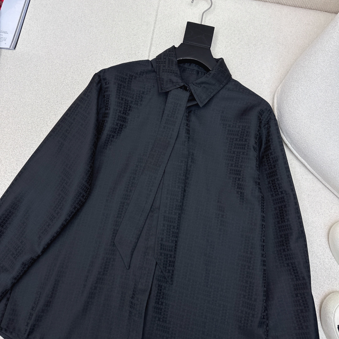 Her 26Ss———春夏最新款官网同步H暗纹提花飘带衬衫🤍提花工艺简约大气不失精致感 随性宽松版型上身