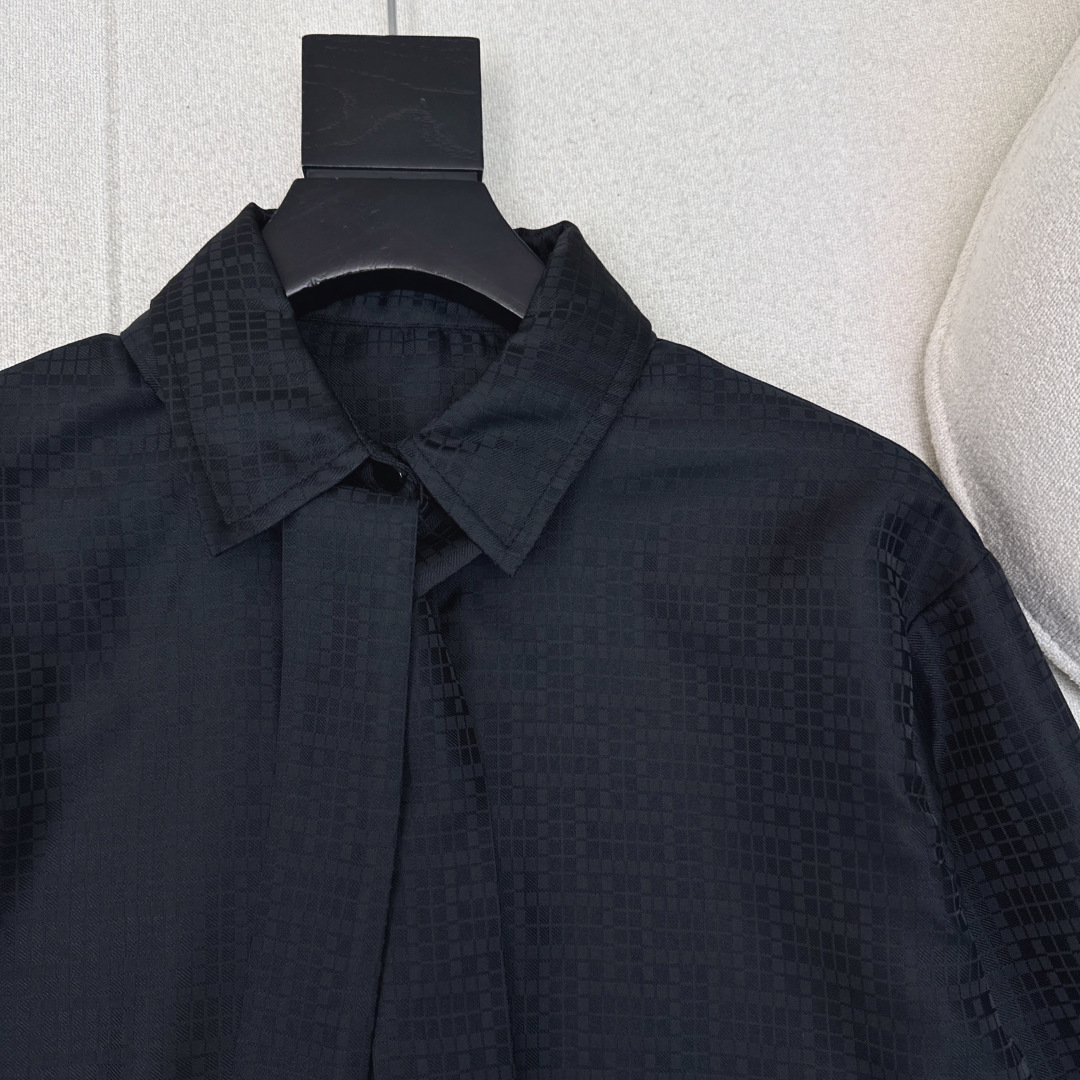 Her 26Ss———春夏最新款官网同步H暗纹提花飘带衬衫🤍提花工艺简约大气不失精致感 随性宽松版型上身