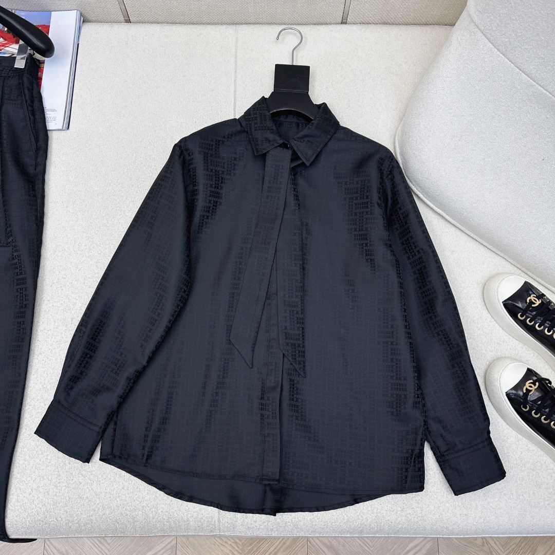 Her 26Ss———春夏最新款官网同步H暗纹提花飘带衬衫🤍提花工艺简约大气不失精致感 随性宽松版型上身