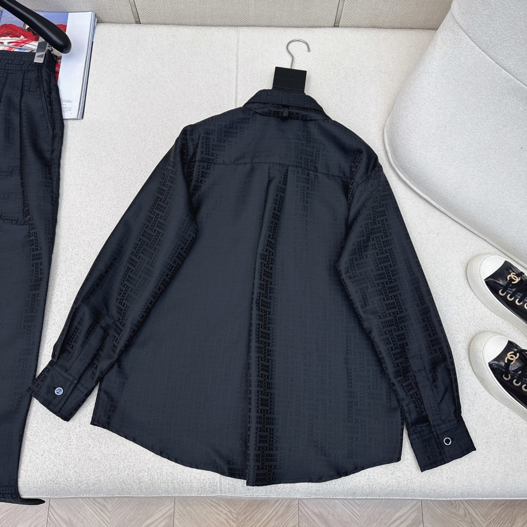 Her 26Ss———春夏最新款官网同步H暗纹提花飘带衬衫🤍提花工艺简约大气不失精致感 随性宽松版型上身