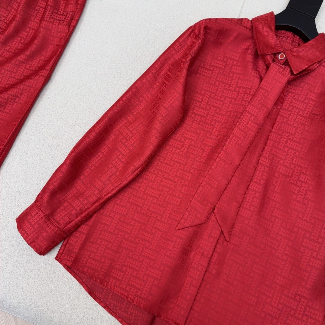 Her 26Ss———春夏最新款官网同步H暗纹提花飘带衬衫🤍提花工艺简约大气不失精致感 随性宽松版型上身