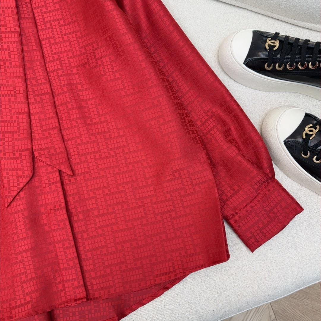 Her 26Ss———春夏最新款官网同步H暗纹提花飘带衬衫🤍提花工艺简约大气不失精致感 随性宽松版型上身