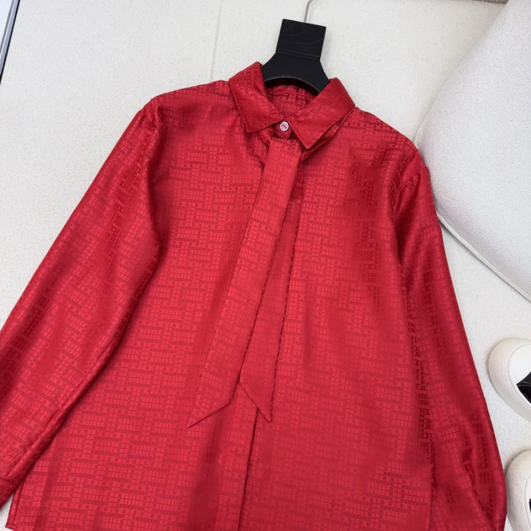 Her 26Ss———春夏最新款官网同步H暗纹提花飘带衬衫🤍提花工艺简约大气不失精致感 随性宽松版型上身