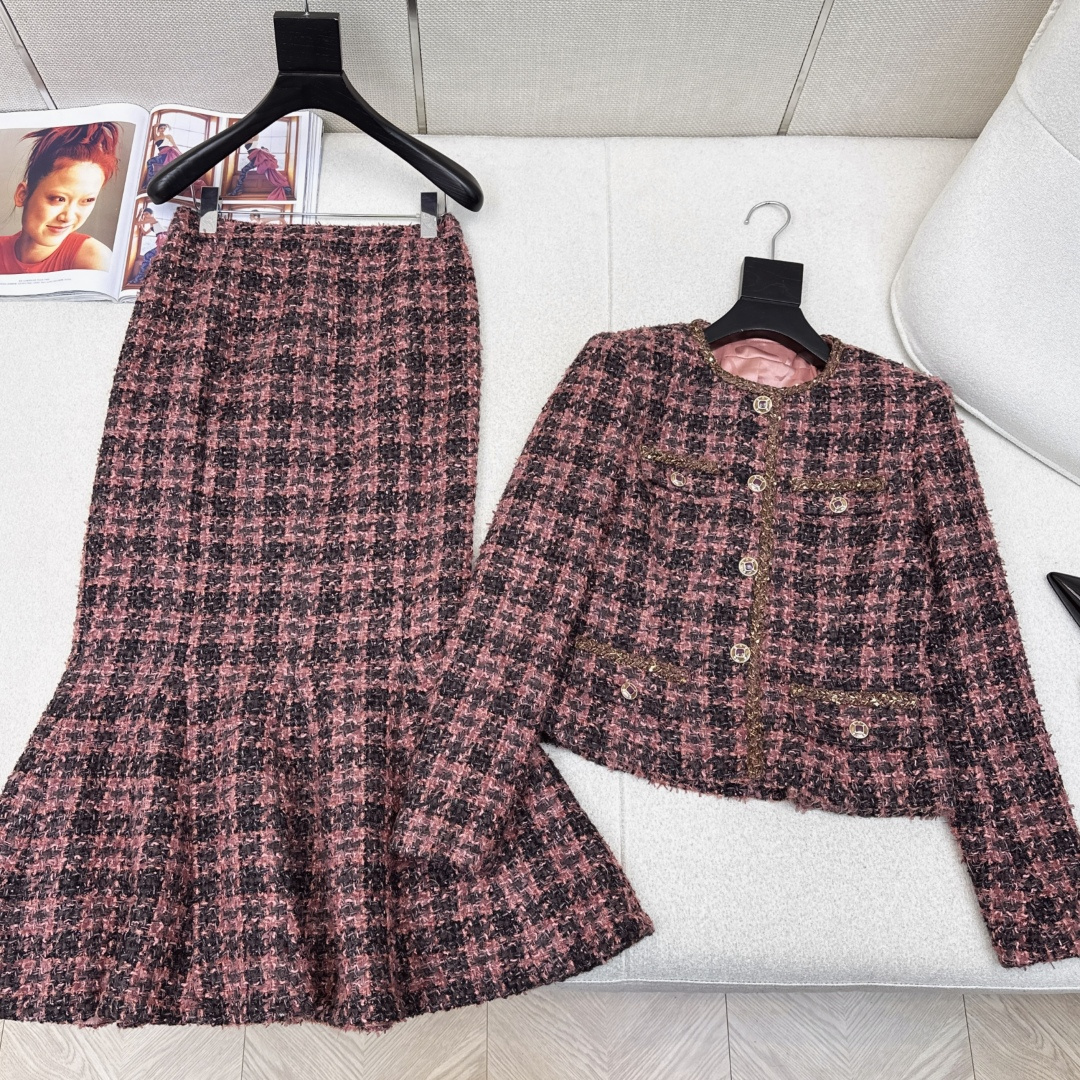 独家款～ C家 26Ss————早春最新款名媛风气质粗呢套装 💗敲有气场的一套 圆领粗呢编织外套+ 编织