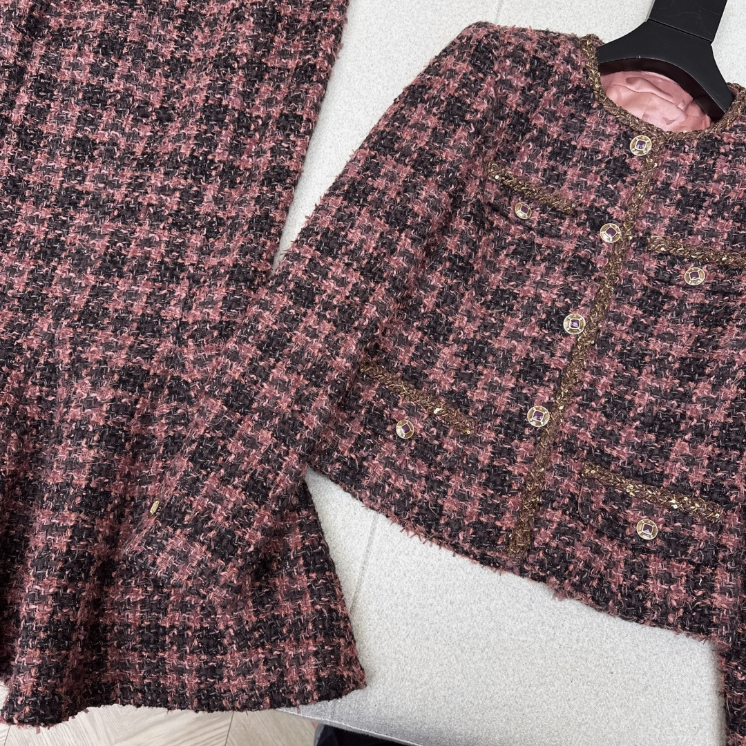 独家款～ C家 26Ss————早春最新款名媛风气质粗呢套装 💗敲有气场的一套 圆领粗呢编织外套+ 编织