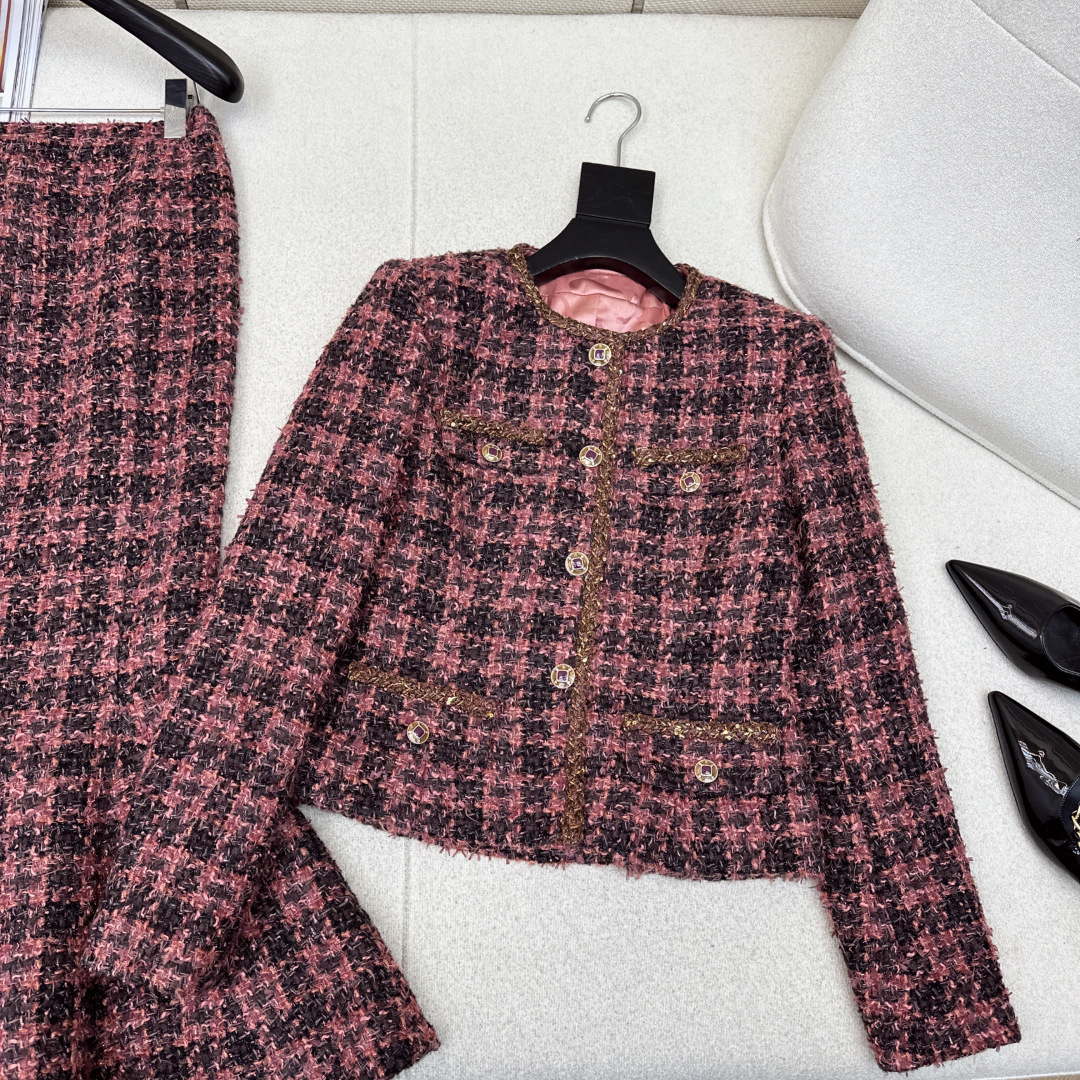 独家款～ C家 26Ss————早春最新款名媛风气质粗呢套装 💗敲有气场的一套 圆领粗呢编织外套+ 编织