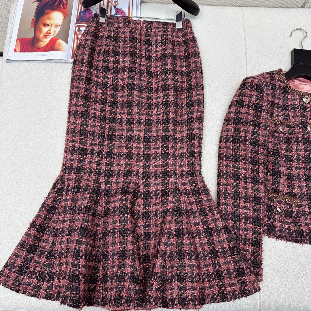 独家款～ C家 26Ss————早春最新款名媛风气质粗呢套装 💗敲有气场的一套 圆领粗呢编织外套+ 编织