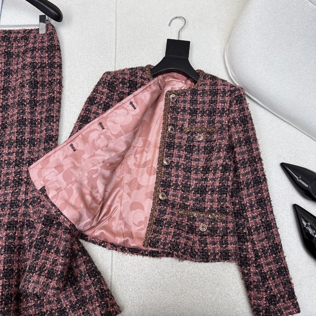 独家款～ C家 26Ss————早春最新款名媛风气质粗呢套装 💗敲有气场的一套 圆领粗呢编织外套+ 编织