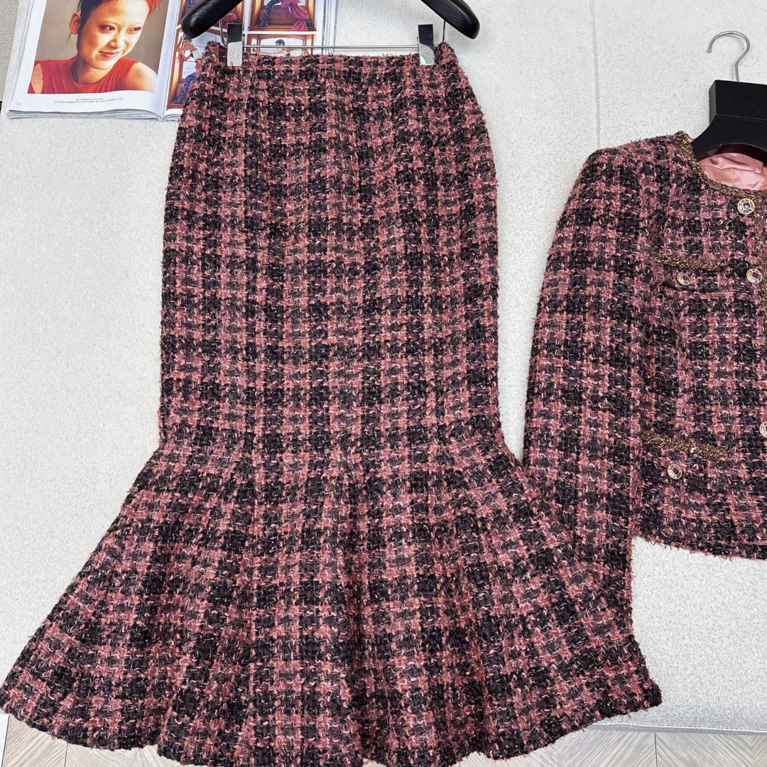 独家款～ C家 26Ss————早春最新款名媛风气质粗呢套装 💗敲有气场的一套 圆领粗呢编织外套+ 编织