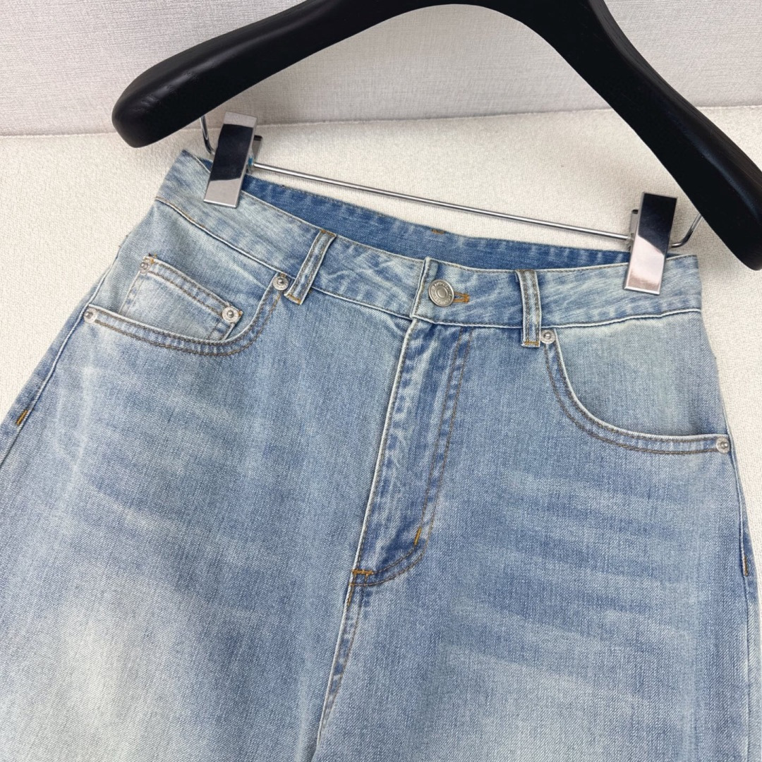 特价🉐️ ❗️现货齐码❗️不退不换❗️搭配刚需 CE 25Ss————春夏最新款撞色口袋装饰直筒牛仔裤 