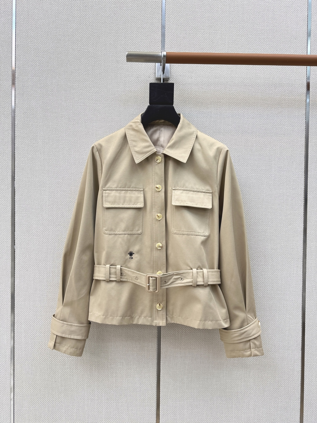 NO:744108,Exclusive model ~ CD 26Ss - the latest short windbreaker jacket with waisted design in early spring. It can be worn in two ways: loose straight or waisted. It is warm and fashionable in khaki + versatile black color. It is easy to match. It is relatively stiff and thick windbreaker fabric. The belt waist design is full of high-end. Two colors are available for sale sml (shoulder width 38 bust 94 length 53 in size S, there is an error in manual measurement), Dior-clothing, dior, jackets & coats,19860909独家款～ CD 26Ss————早春最新款收腰设计短款风衣外套 松身直筒和收腰两种穿法 既有温暖感又时髦的卡其色+百搭黑色系 很好搭配 比较挺括厚实的风衣面料 腰带收腰设计高级感满满 两色现货发售sml（s码肩宽38胸围94衣长53手工测量存在误差）,迪奥-服装,dior,jackets & coats,,Women's clothing