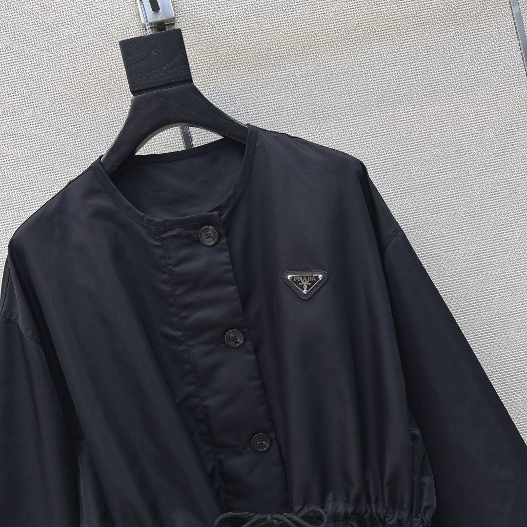 PD 26Ss————春夏最新款尼龙拉链单排扣长款外套🖤 宽松版型抽绳收腰可调节设计 可甜可盐减龄时髦又