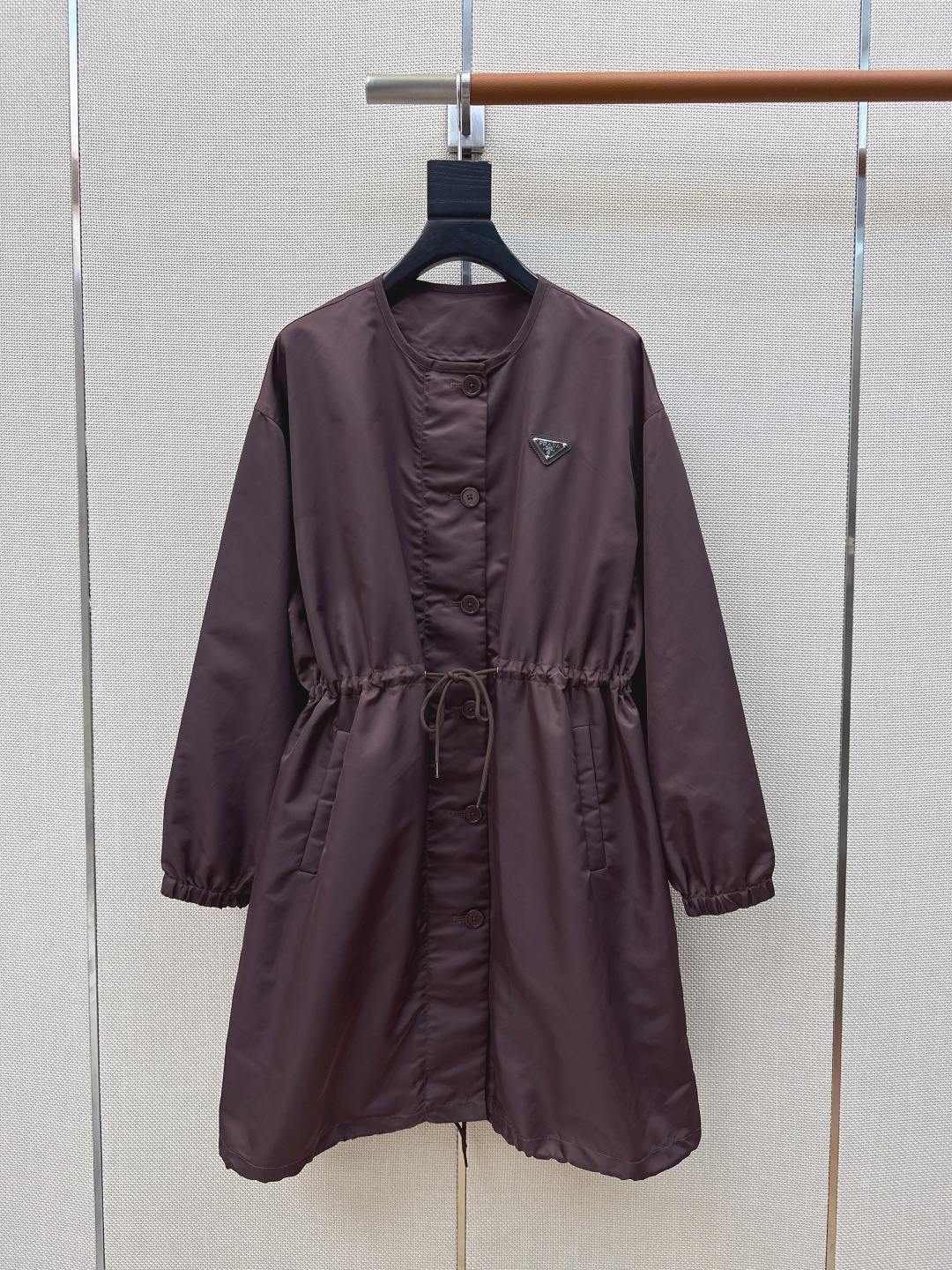 NO:744084,PD 26Ss————The latest spring and summer nylon zipper single-breasted long jacket. Loose-fitting drawstring waist and adjustable design. It can be sweet or salty to reduce age, fashionable and handsome. Classic and unscrupulous version, the upper body is slim and white and rich. It is a must-have. Recommended. Two colors ready for sale sml (S size shoulder width 53 bust 132 length 93 manual measurement error), Prada-clothing, prada, jackets & coats,19860909PD 26Ss————春夏最新款尼龙拉链单排扣长款外套 宽松版型抽绳收腰可调节设计 可甜可盐减龄时髦又帅气 经典不挑人版型上身巨显瘦 白富美必备 推荐 两色现货发售sml（s码肩宽53胸围132衣长93手工测量存在误差）,普拉达-服装,prada,jackets & coats,,Women's clothing