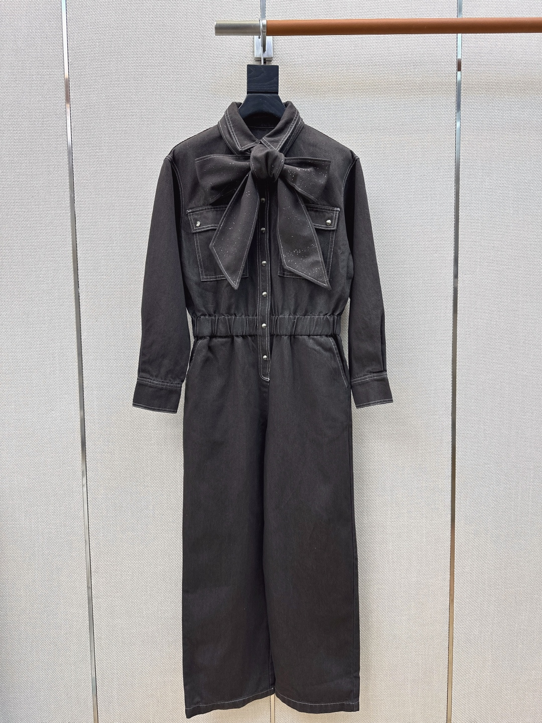 NO:744092,Exclusive first release Bc 26Ss - the latest old money style workwear jumpsuit for spring and summer, dark brown tone, fine shiny cotton denim fabric, elastic waist straight pants version, copper chain decoration, minimalist design, luxurious and not simple, versatile and capable for commuting wear, one color ready for sale sml (S size shoulder width 44, bust 92, length 138, there is an error in manual measurement), women's clothing,19860909独家首发 Bc 26Ss————春夏最新款老钱风穿搭工装连体裤深棕色调细闪纯棉牛仔面料 松紧腰直筒裤版型 铜链装饰极简主义设计奢华不简 上身百搭干练气通勤穿搭 一色现货发售sml（s码肩宽44胸围92衣长138手工测量存在误差）,女装,,Women's clothing