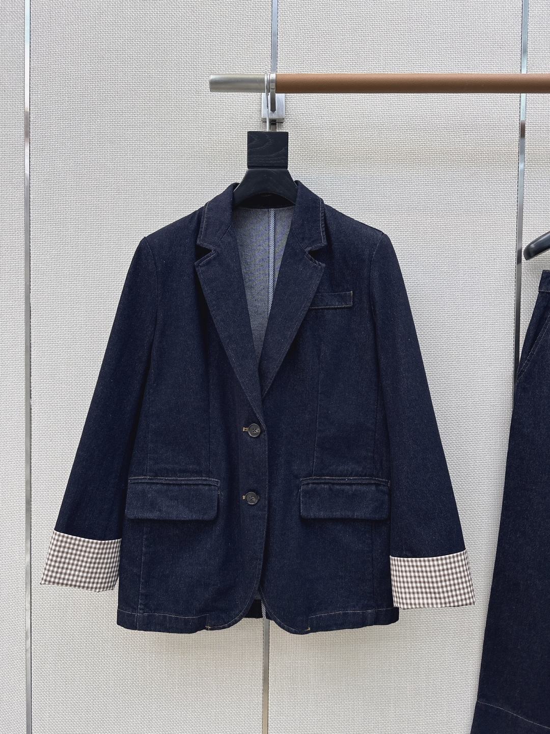 NO:744089,Exclusive debut Bc 26Ss————The latest spring and summer plaid patch-sleeved original color denim suit jacket with copper chain decoration on the back collar. Classic H waisted version, minimalist design, luxurious and not simple. The upper body is capable and elegant, with the temperament of a goddess. Easily manageable for commuting and different styles. Recommended matching. One color ready for sale sml (S size shoulder width 41 bust 100 length 70 manual measurement error), women's clothing, jackets & coats, business suit,19860909独家首发 Bc 26Ss————春夏最新款格纹拼袖原色牛仔西装外套后领铜链装饰 经典H收腰版型极简主义设计奢华不简 上身干练优雅气场女神的气质 通勤穿搭轻松驾驭演绎不同风格推荐一套搭配 一色现货发售sml（s码肩宽41胸围100衣长70手工测量存在误差）,女装,jackets & coats,business suit,,Women's clothing